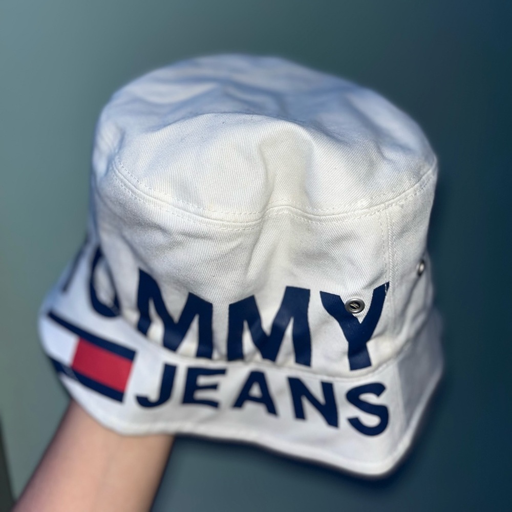 Tommy Hilfiger White Bucket Hat with Navy TOMMY JEANS and Red Flag Detail